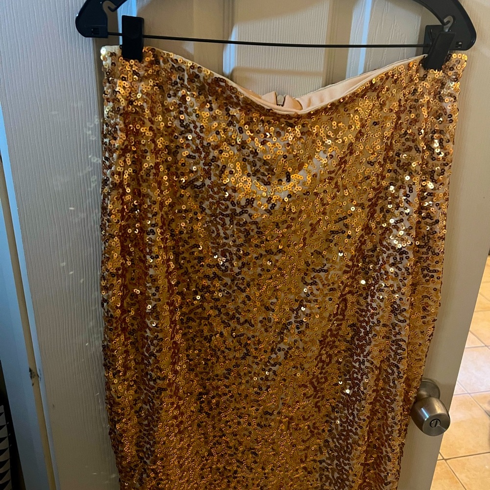 Gold sequined stretchy pencil skirt.